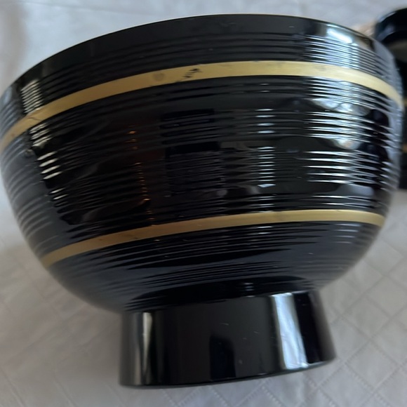 Red and Black Laquered Rice Bowls with covers - Picture 5 of 7